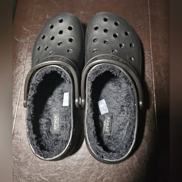 Comfortable Size 9 black Crocs brand clogs with soft fuzzy lining. NEW! - Picture 6 of 10